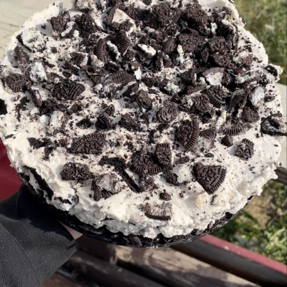 Oreo cheesecake with crumbled Oreos