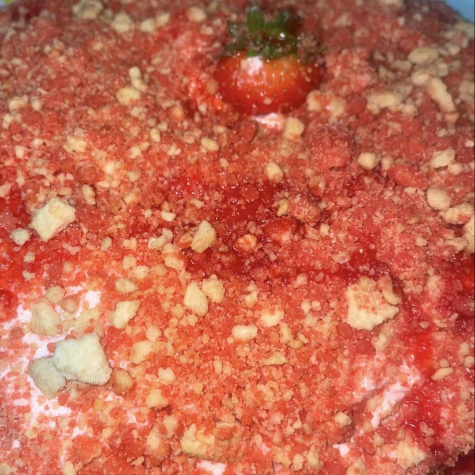 Strawberry dessert with crumbled cookies
